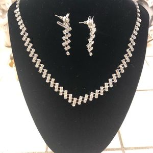 Fashion necklace with matching earrings